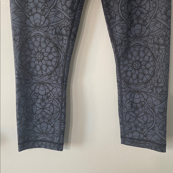 Lululemon high waist roll down crop Leggings 23” - Picture 3 of 8